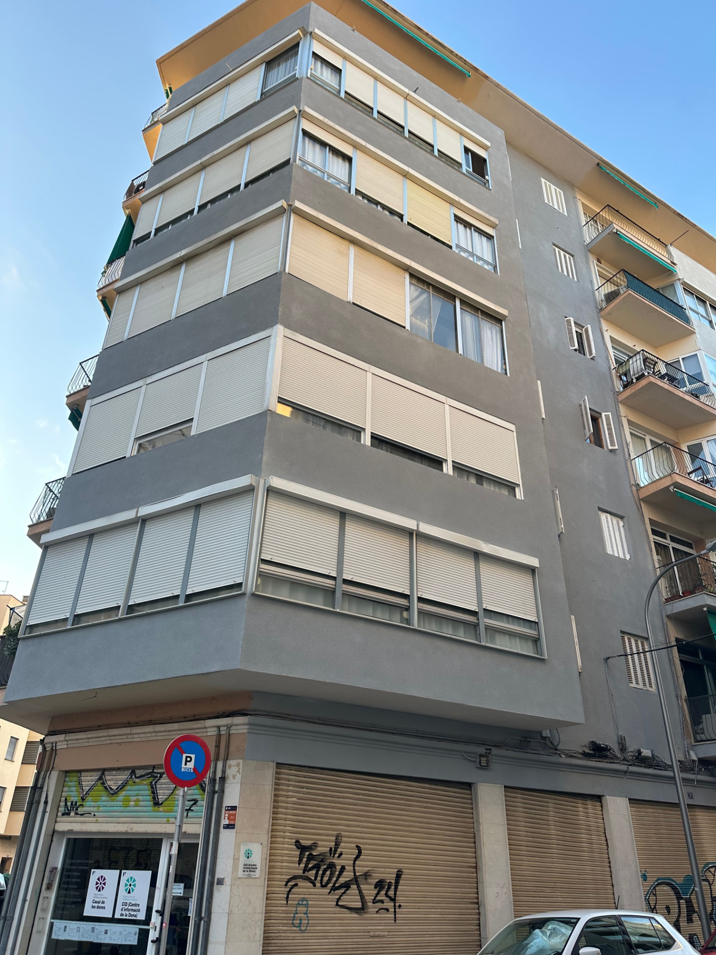 Fachada rehabilitada en gris en Palma