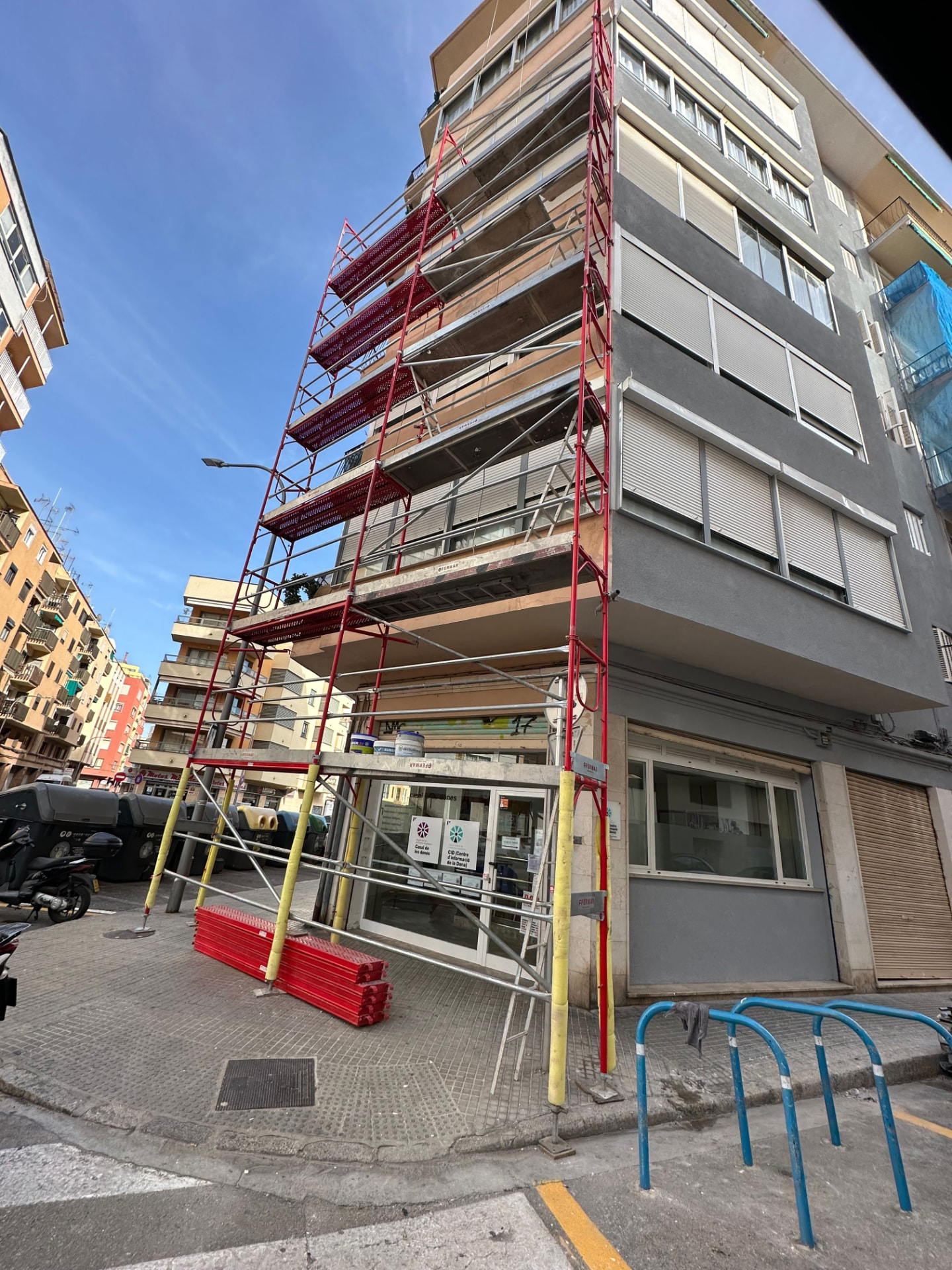 Obra de rehabilitación de fachada con andamio en Palma