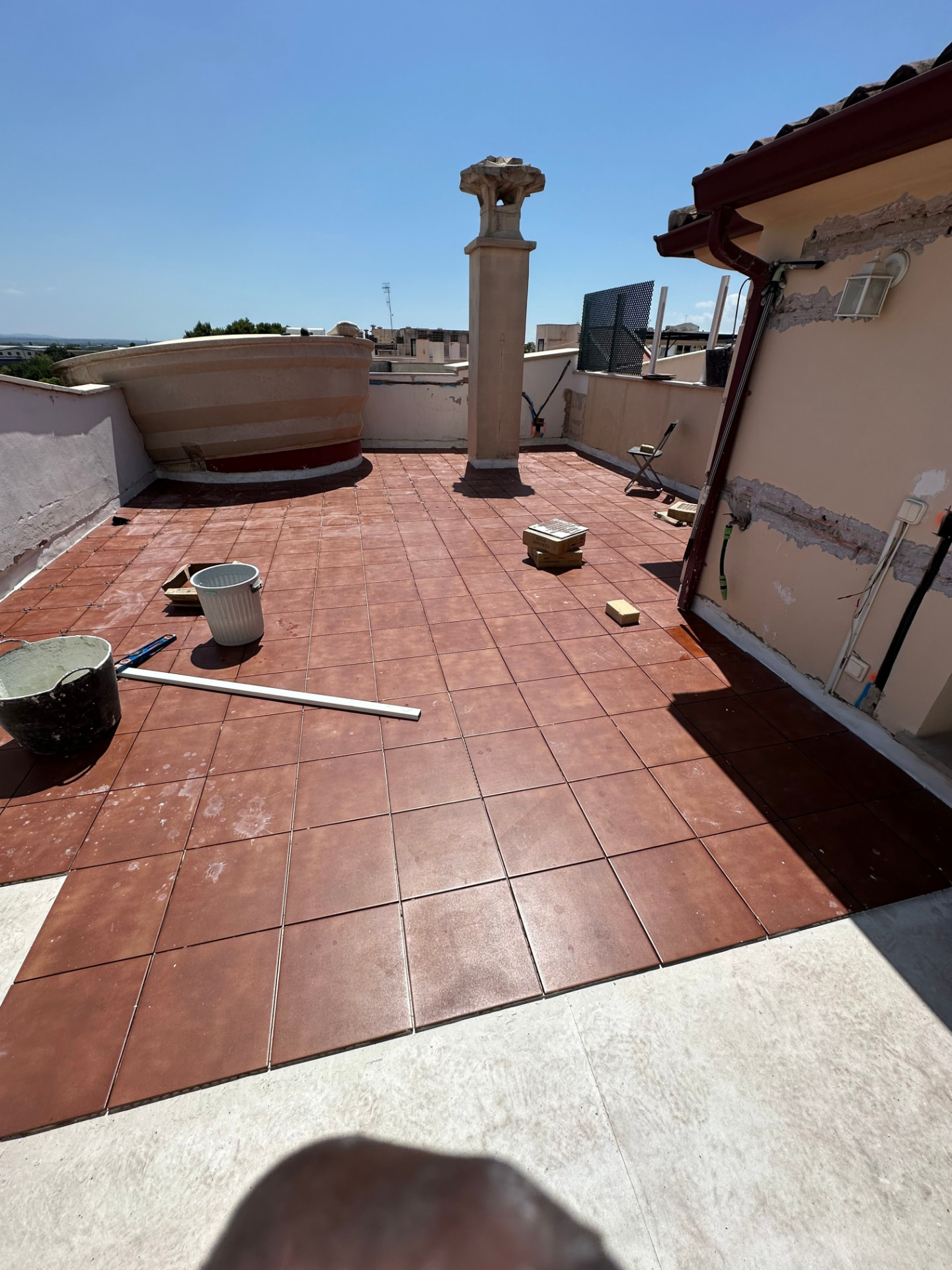 Terraza después: pavimento de barro nuevo